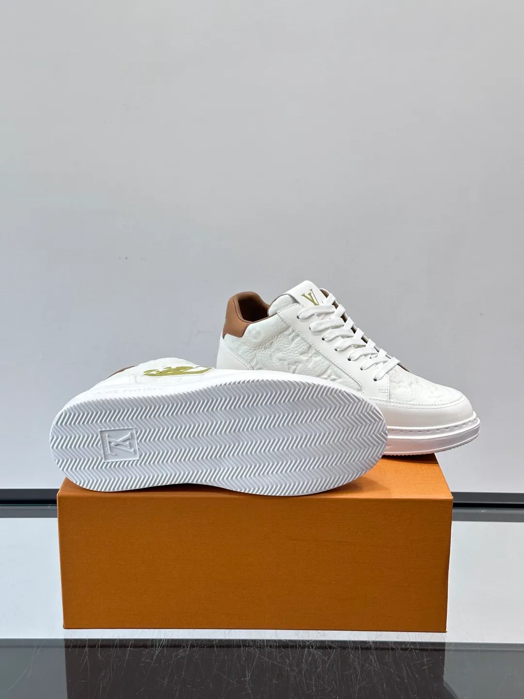 Men's shoes 💰p400 "＊OUIS ＊UITTO＊" Men's sports shoes, grained cow leather are low-key and recognizable. The rubber sole is thick and lightweight, the padded insole + technical lining make it super comfortable to wear! The main color with brown details is versatile and fashionable, and can be worn for daily leisure or business ~ LV embossing on the side of the shoe + brand logo on the sole, perfect details! size: 38-44 (45 customized)